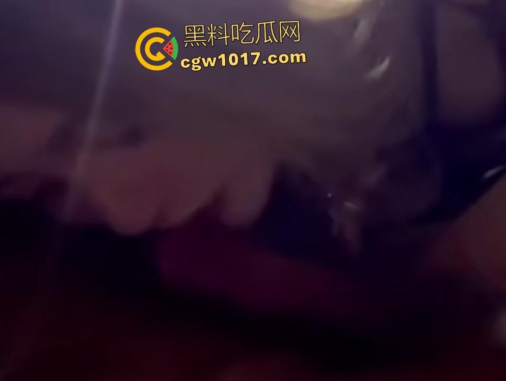 开保时捷帕梅约刚成年的妹子,车上掏鸡巴主动舔舐,乳交金主教两下就精通,还挺有天赋的嘛!