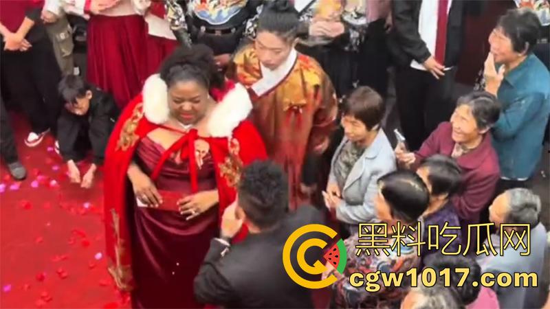 有钱就是豪横啊!山东小伙娶美国黑新娘,嫁妆1000万美金和多处房产,新娘好像不喜欢这门婚事,一直黑着脸呢!