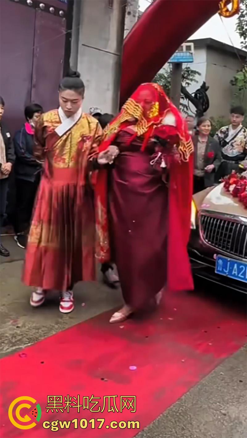 有钱就是豪横啊!山东小伙娶美国黑新娘,嫁妆1000万美金和多处房产,新娘好像不喜欢这门婚事,一直黑着脸呢!