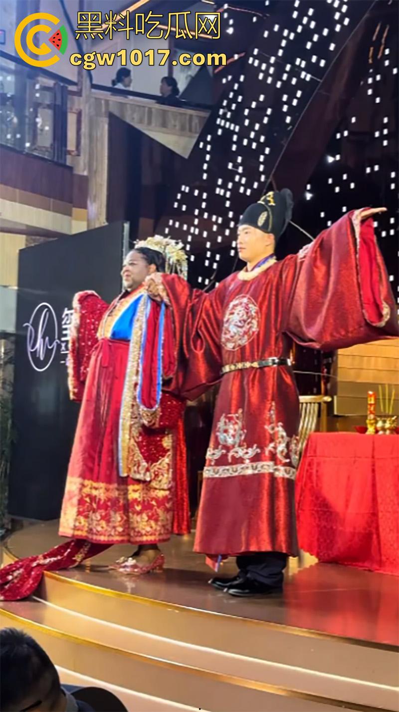 有钱就是豪横啊!山东小伙娶美国黑新娘,嫁妆1000万美金和多处房产,新娘好像不喜欢这门婚事,一直黑着脸呢!