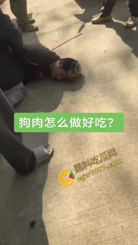 广西村民抓住偷狗贼,脱光殴打,场面血腥凶残,围观村民挥棒狂殴,男子惨嚎不断,村民誓要为爱犬复仇!