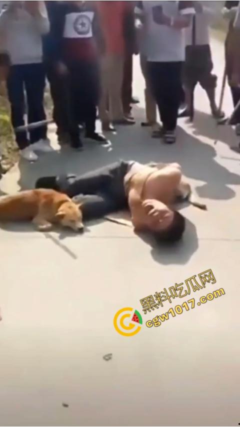 广西村民抓住偷狗贼,脱光殴打,场面血腥凶残,围观村民挥棒狂殴,男子惨嚎不断,村民誓要为爱犬复仇!