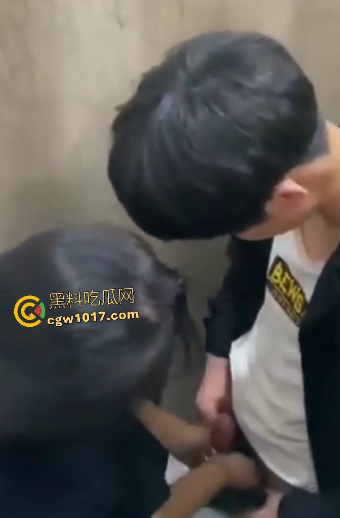 小情侣随时随地厕所开战,男子脱衣狂吸奶子,女生弯腰深喉鸡巴,偷拍兄弟差点被发现还想加入三P!