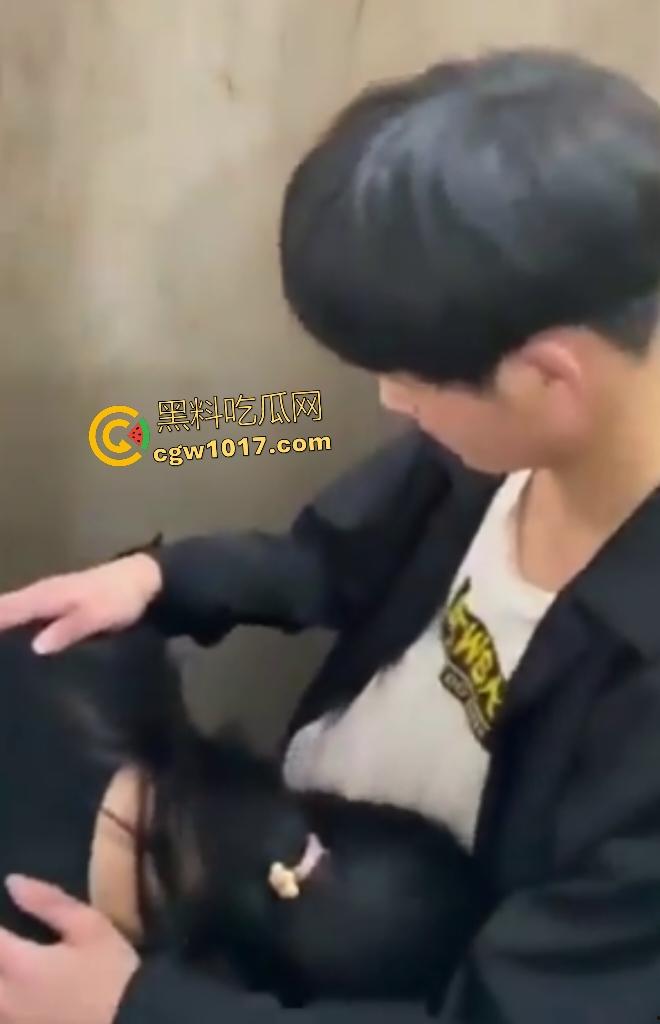 小情侣随时随地厕所开战,男子脱衣狂吸奶子,女生弯腰深喉鸡巴,偷拍兄弟差点被发现还想加入三P!