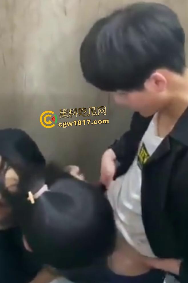 小情侣随时随地厕所开战,男子脱衣狂吸奶子,女生弯腰深喉鸡巴,偷拍兄弟差点被发现还想加入三P!