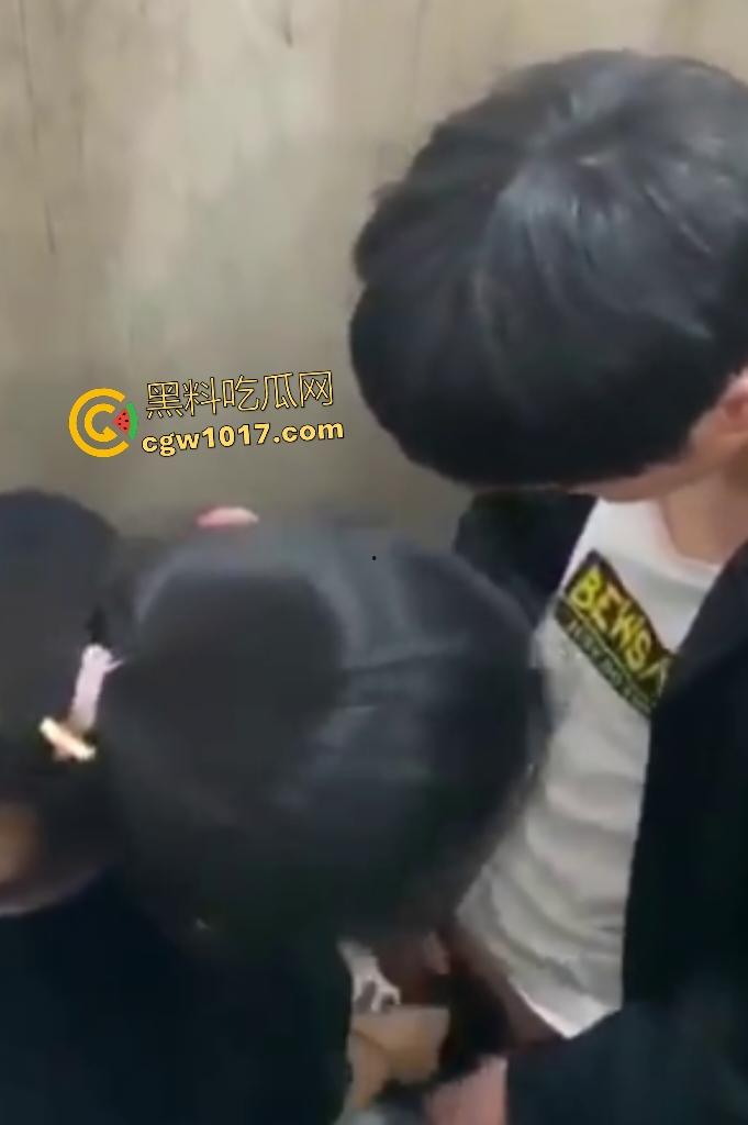 小情侣随时随地厕所开战,男子脱衣狂吸奶子,女生弯腰深喉鸡巴,偷拍兄弟差点被发现还想加入三P!