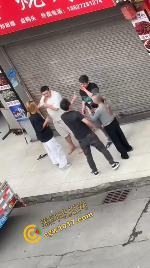 血腥街角斗殴!刀光剑影,鲜血四溅,年轻小伙惨遭横死,愤怒女子撕心裂肺呼救!