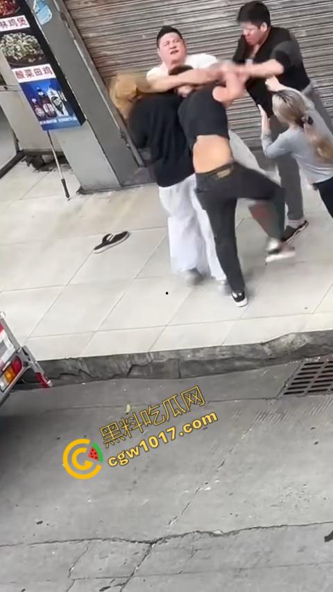 血腥街角斗殴!刀光剑影,鲜血四溅,年轻小伙惨遭横死,愤怒女子撕心裂肺呼救!