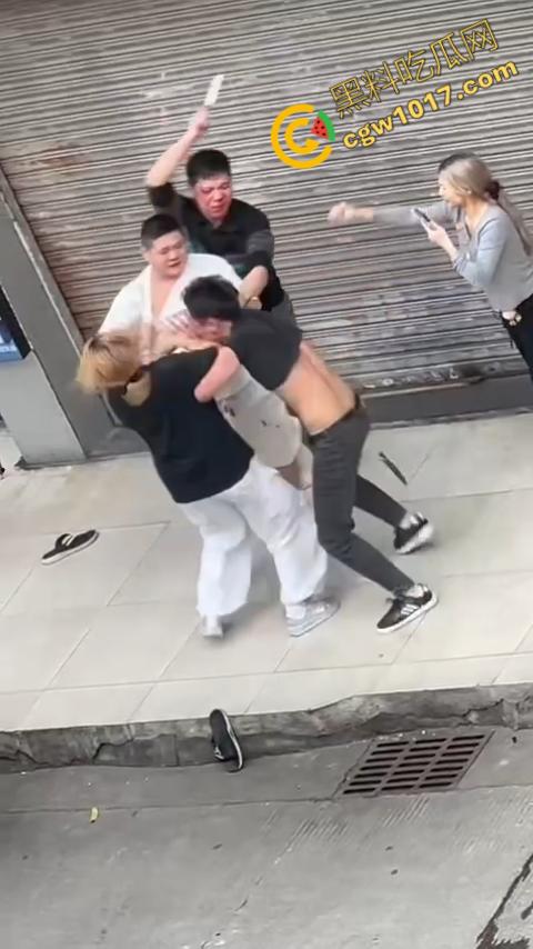 血腥街角斗殴!刀光剑影,鲜血四溅,年轻小伙惨遭横死,愤怒女子撕心裂肺呼救!