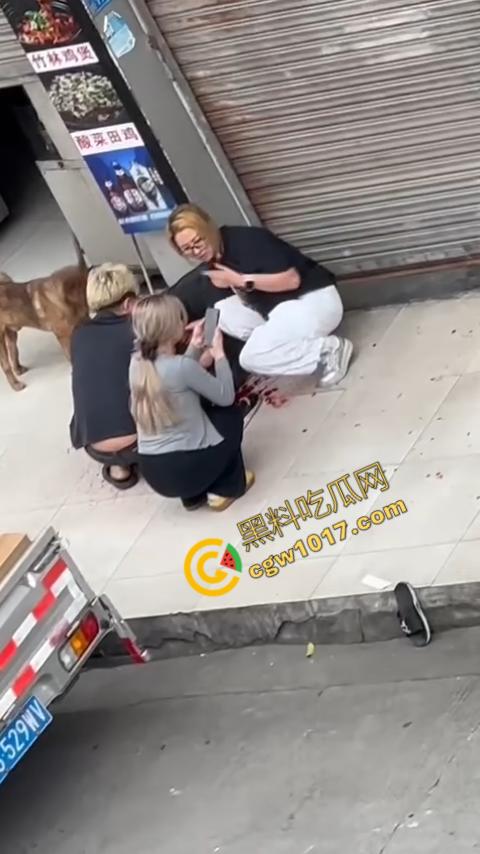 血腥街角斗殴!刀光剑影,鲜血四溅,年轻小伙惨遭横死,愤怒女子撕心裂肺呼救!