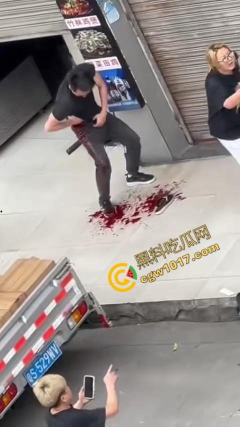血腥街角斗殴!刀光剑影,鲜血四溅,年轻小伙惨遭横死,愤怒女子撕心裂肺呼救!