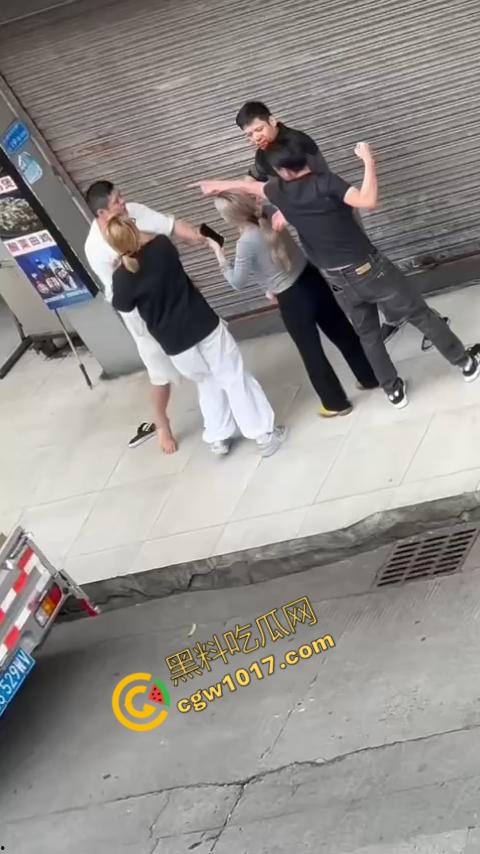 血腥街角斗殴!刀光剑影,鲜血四溅,年轻小伙惨遭横死,愤怒女子撕心裂肺呼救!