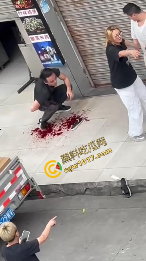 血腥街角斗殴!刀光剑影,鲜血四溅,年轻小伙惨遭横死,愤怒女子撕心裂肺呼救!