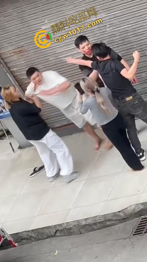 血腥街角斗殴!刀光剑影,鲜血四溅,年轻小伙惨遭横死,愤怒女子撕心裂肺呼救!