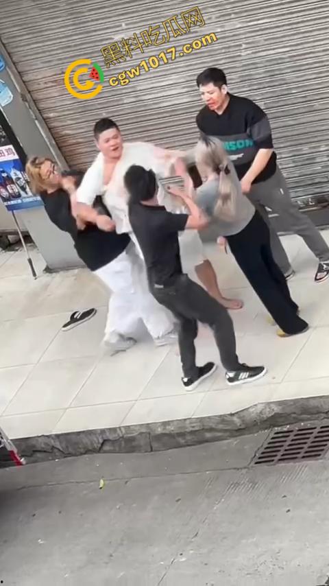 血腥街角斗殴!刀光剑影,鲜血四溅,年轻小伙惨遭横死,愤怒女子撕心裂肺呼救!