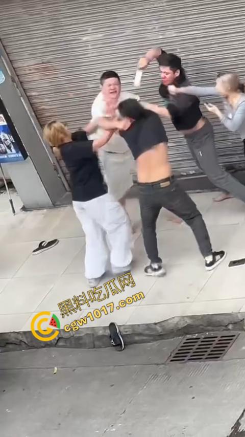 血腥街角斗殴!刀光剑影,鲜血四溅,年轻小伙惨遭横死,愤怒女子撕心裂肺呼救!