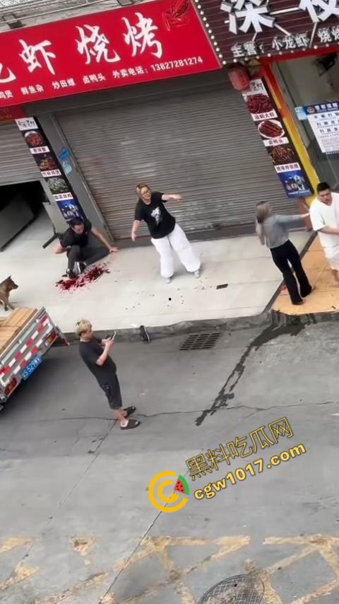血腥街角斗殴!刀光剑影,鲜血四溅,年轻小伙惨遭横死,愤怒女子撕心裂肺呼救!