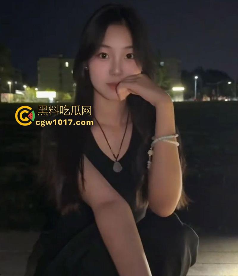 职校反差学生妹【张雯雯】欲望爆棚自拍摸逼勾引，白虎骚穴光溜溜一线天，粉嫩唇瓣已湿漉漉，纤指探入穴心抠挖深搅！