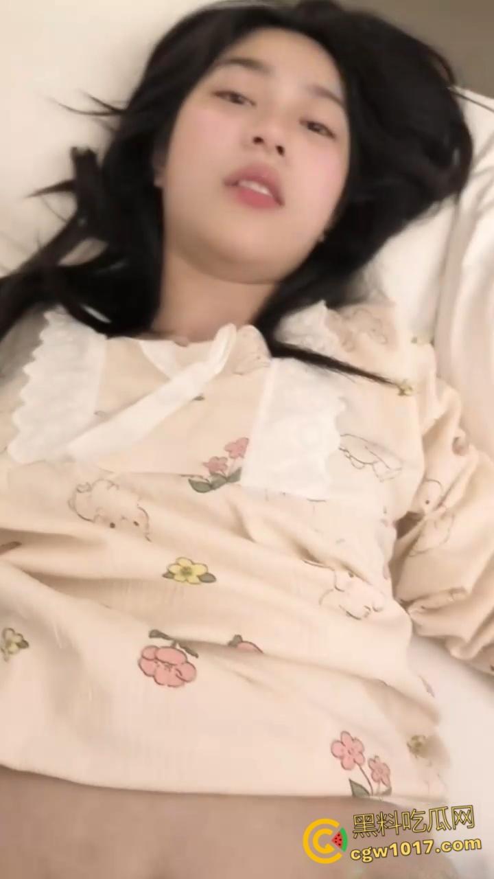 高颜值反差舞蹈生,难以抵抗金钱诱惑成为金主性奴,胯下侍奉爆筋肉棒,害羞的说只允许拍这一次,口技十分了得 !