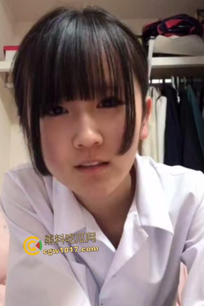 日本JK萝莉录福利给中国男友，脱衣露逼，翘臀掰开屁眼伸缩，脚板怼屏幕都能闻到香气，还微笑比耶！