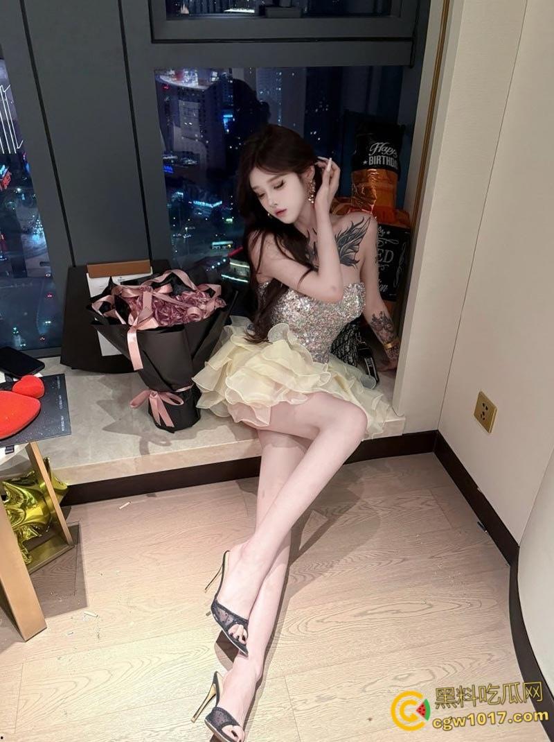 高颜值纹身御姐【琳琳】，极品颜值黑发媚眼，白虎粉穴三点全露，性感纹身妖娆吸睛，骚气直击灵魂！