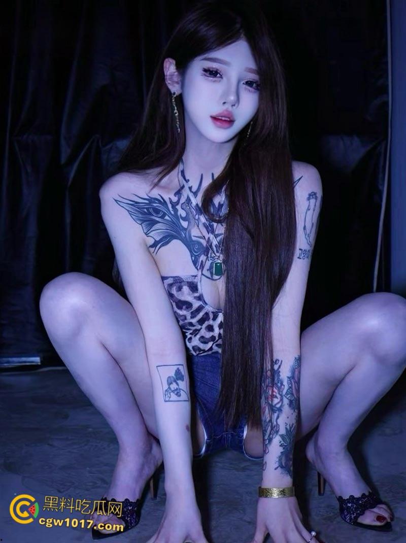 高颜值纹身御姐【琳琳】，极品颜值黑发媚眼，白虎粉穴三点全露，性感纹身妖娆吸睛，骚气直击灵魂！