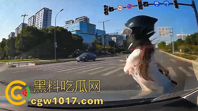 看个车祸竟然起反应了!极品长腿美女被撞飞,性感美腿展露无遗,美腿修长白嫩,这姿势也太优雅了!