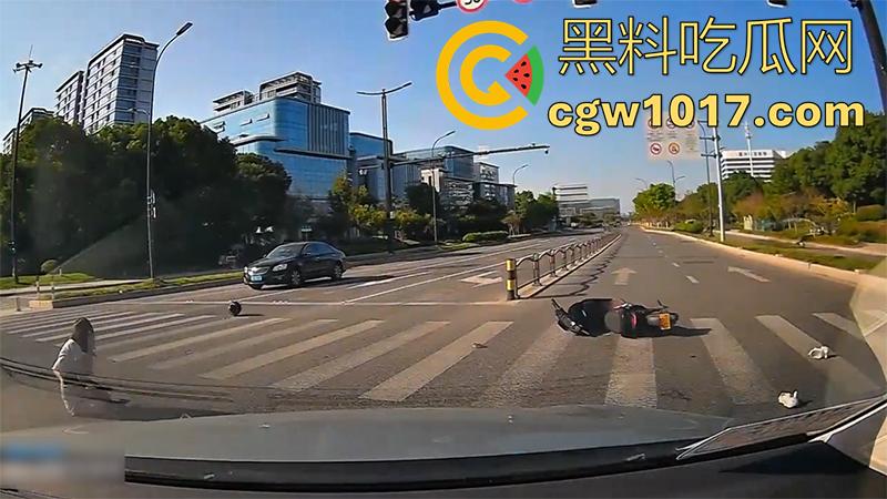 看个车祸竟然起反应了!极品长腿美女被撞飞,性感美腿展露无遗,美腿修长白嫩,这姿势也太优雅了!