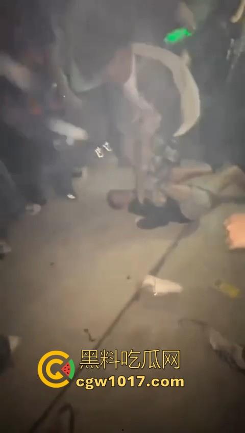 澳门travis演唱会蹦迪现场秒变ufc打斗大赛，精神小伙摇头晃脑引发口角纠纷，直接在场下互殴了起来，这就是嘻哈？