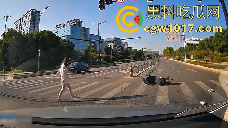 看个车祸竟然起反应了!极品长腿美女被撞飞,性感美腿展露无遗,美腿修长白嫩,这姿势也太优雅了!