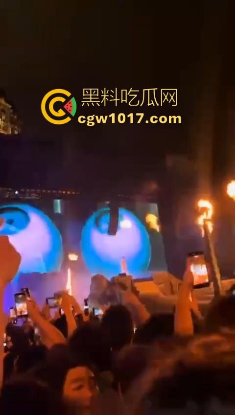 澳门travis演唱会蹦迪现场秒变ufc打斗大赛,精神小伙摇头晃脑引发口角纠纷,直接在场下互殴了起来,这就是嘻哈?