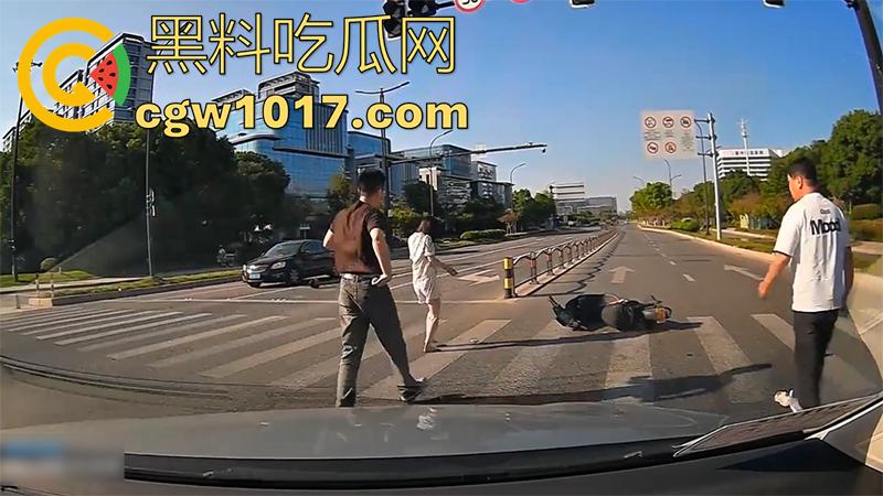 看个车祸竟然起反应了!极品长腿美女被撞飞,性感美腿展露无遗,美腿修长白嫩,这姿势也太优雅了!