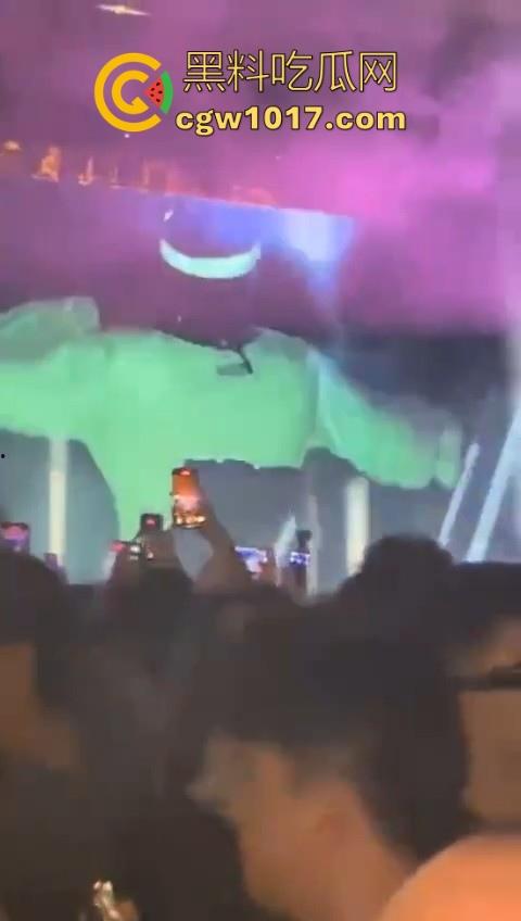 澳门travis演唱会蹦迪现场秒变ufc打斗大赛,精神小伙摇头晃脑引发口角纠纷,直接在场下互殴了起来,这就是嘻哈?