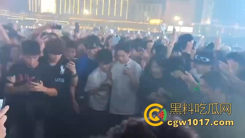 澳门travis演唱会蹦迪现场秒变ufc打斗大赛,精神小伙摇头晃脑引发口角纠纷,直接在场下互殴了起来,这就是嘻哈?
