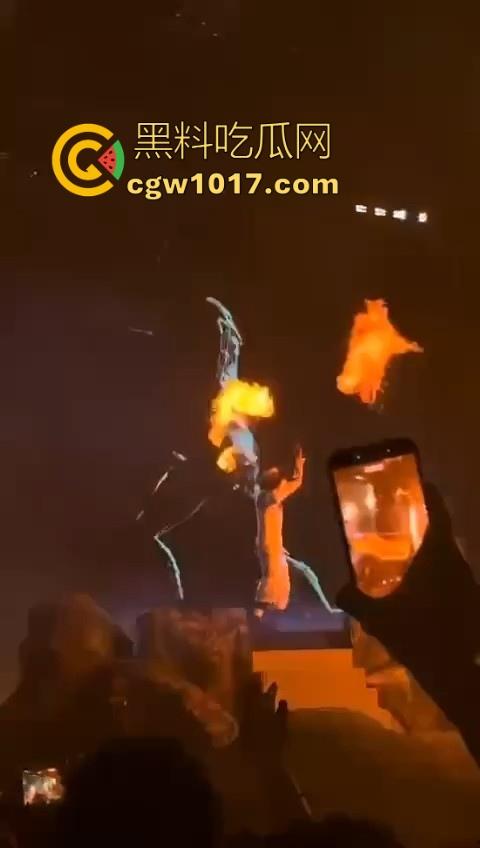 澳门travis演唱会蹦迪现场秒变ufc打斗大赛,精神小伙摇头晃脑引发口角纠纷,直接在场下互殴了起来,这就是嘻哈?