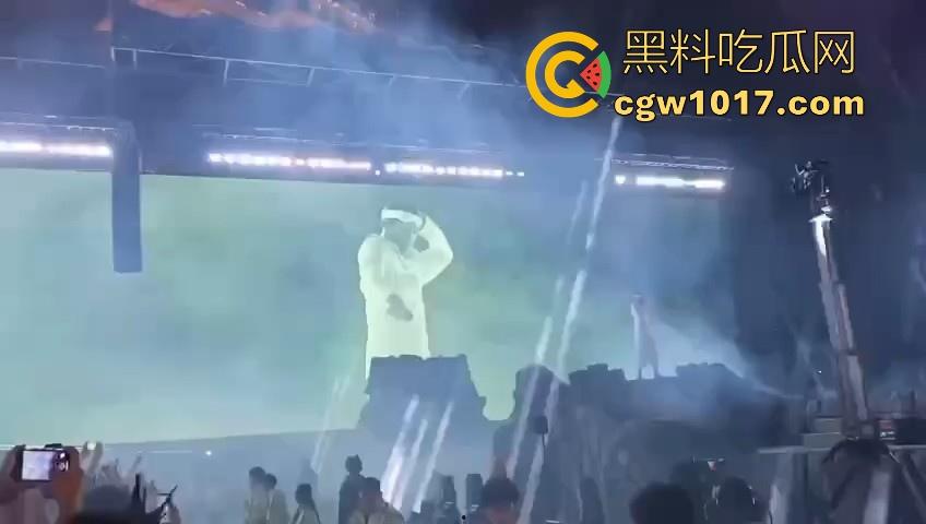 澳门travis演唱会蹦迪现场秒变ufc打斗大赛,精神小伙摇头晃脑引发口角纠纷,直接在场下互殴了起来,这就是嘻哈?