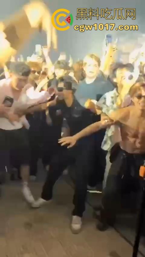 澳门travis演唱会蹦迪现场秒变ufc打斗大赛,精神小伙摇头晃脑引发口角纠纷,直接在场下互殴了起来,这就是嘻哈?