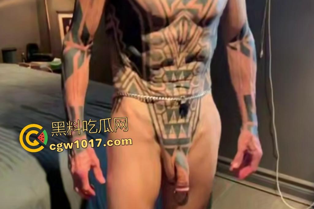 老外鸡巴改装极致虐玩,蛋蛋后穿环尿道直出塞满肉棒,还能站起如铁,插入前列腺丝毫不出血,金刚鸡巴!