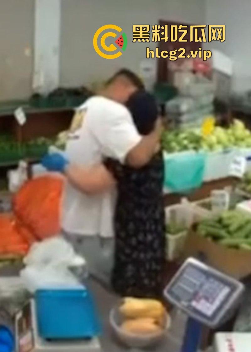 抖音网友视频曝光亲妈和亲老公搞在了一起 搂搂抱抱完全不避人!