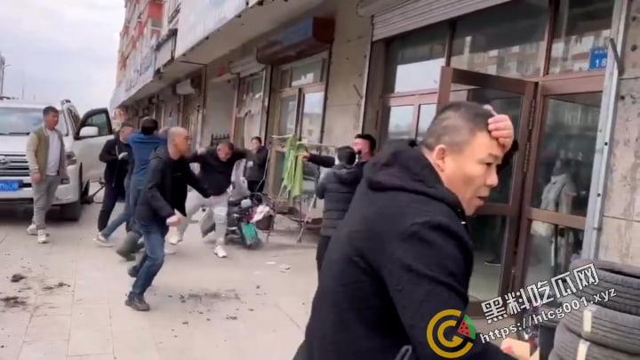 黑龙江 省绥化市发生街头群殴事件，具体原因不明，与蹲着地上工作的修车师傅很淡定是同件事哦