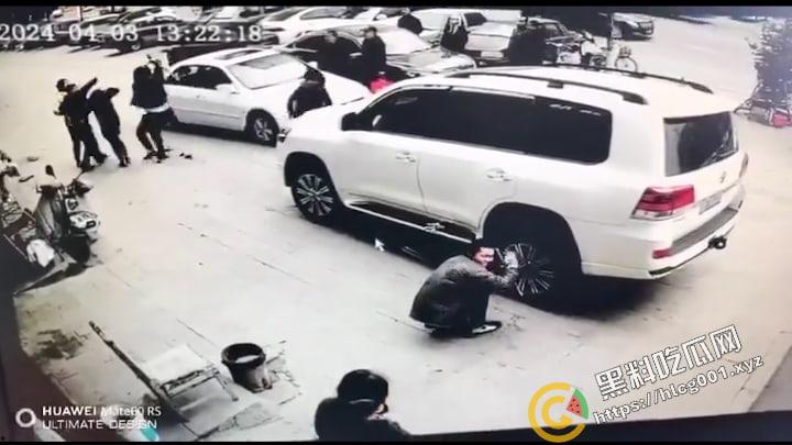 黑龙江 省绥化市发生街头群殴事件，具体原因不明，与蹲着地上工作的修车师傅很淡定是同件事哦