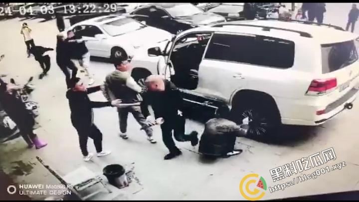 黑龙江 省绥化市发生街头群殴事件，具体原因不明，与蹲着地上工作的修车师傅很淡定是同件事哦
