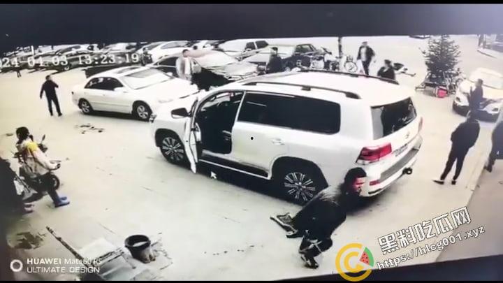 黑龙江 省绥化市发生街头群殴事件，具体原因不明，与蹲着地上工作的修车师傅很淡定是同件事哦