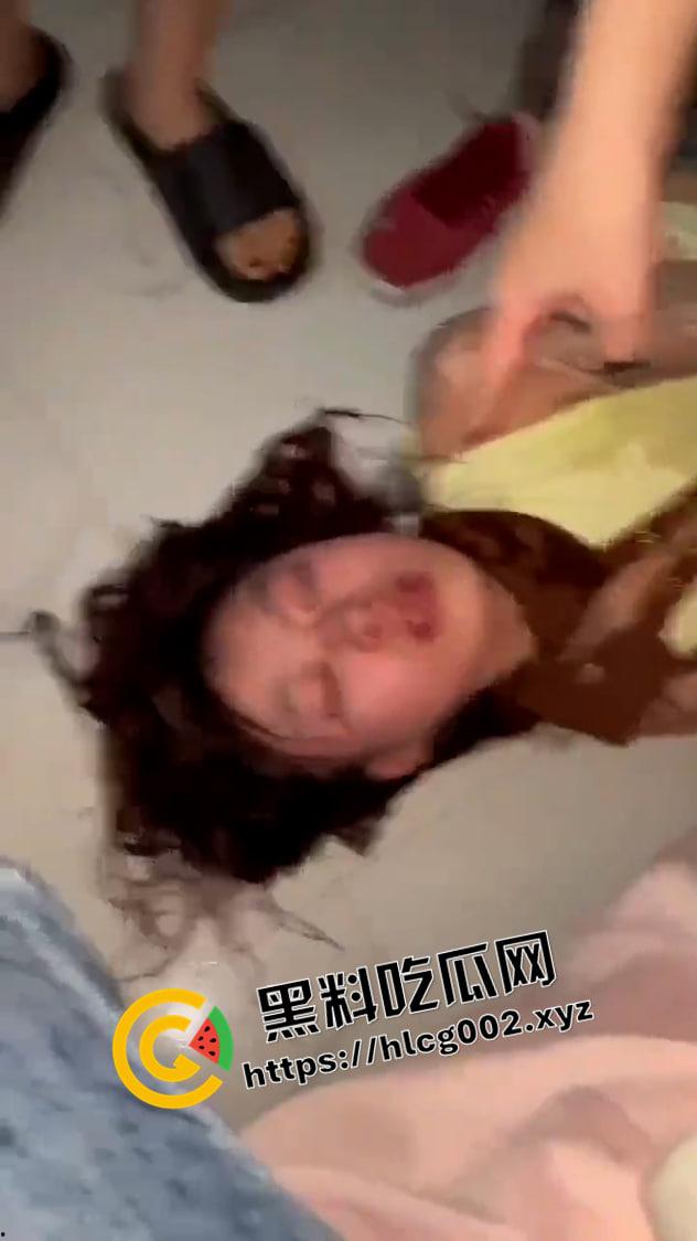 潮汕小太妹霸凌现场!打的高颜值靓妹梨花带雨 生无可恋 犹如被强奸了一样