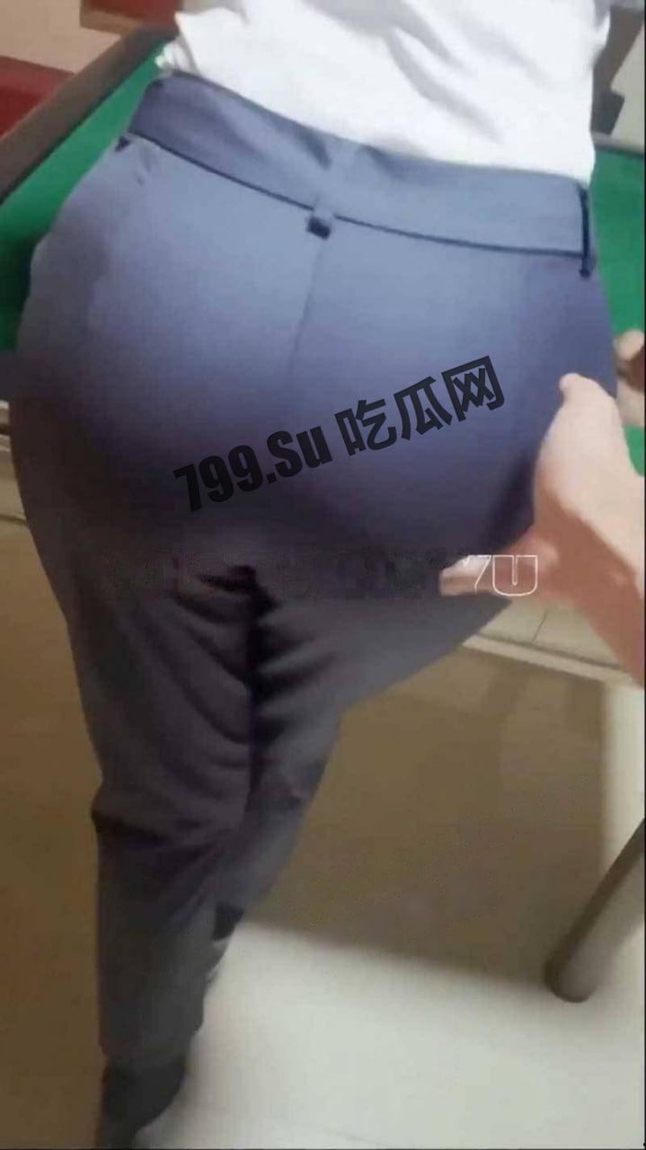 推特网红 绿帽淫妻 小鲸鱼 高跟鞋西装裤 + 黑色情趣开档丝袜 假阳具插逼用脚给小鸡吧老公打飞机