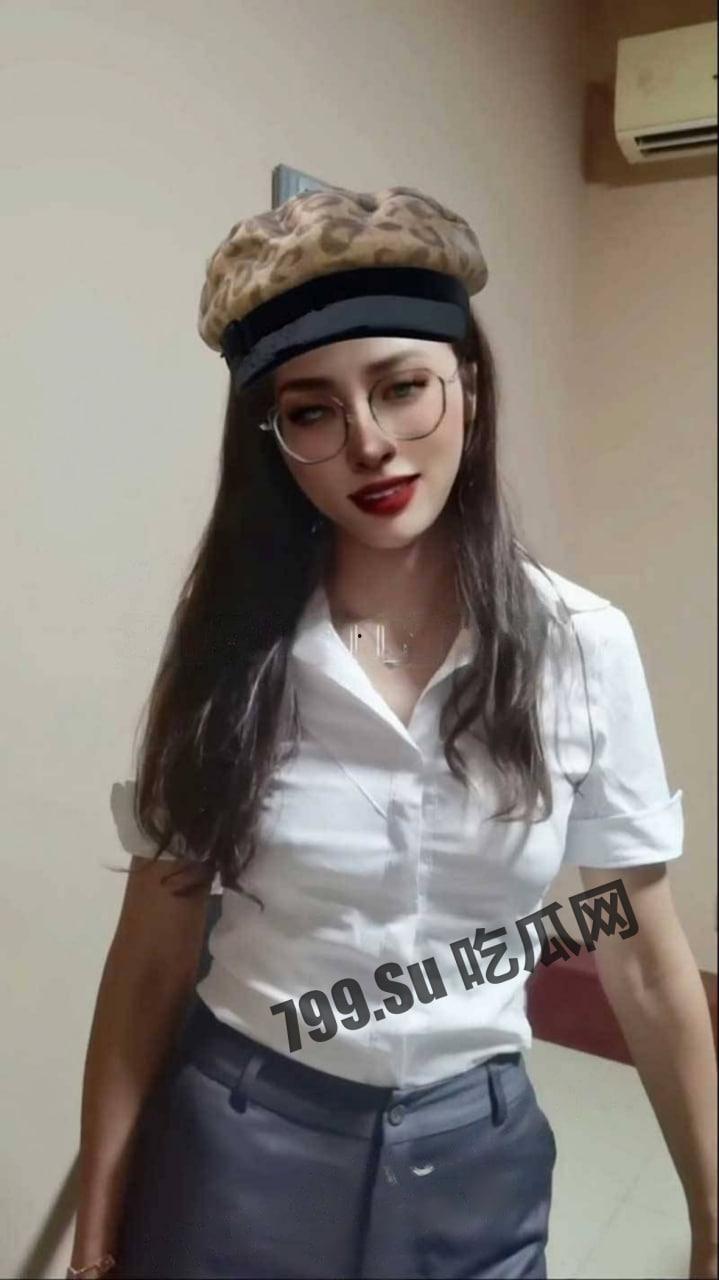 推特网红 绿帽淫妻 小鲸鱼 高跟鞋西装裤 + 黑色情趣开档丝袜 假阳具插逼用脚给小鸡吧老公打飞机