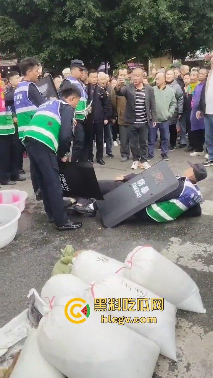 卖鱼商贩与城管爆发冲突!剪刀挥舞,两名城管被推倒,金牛区城管局称现场混乱不堪!