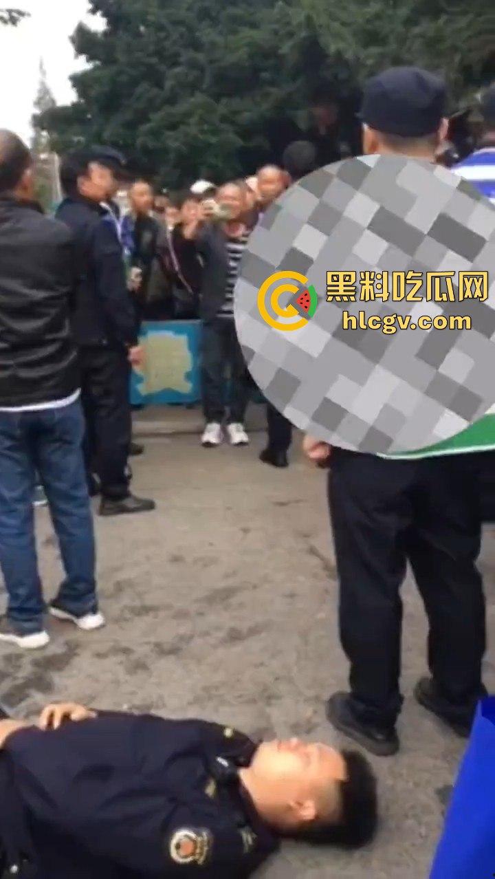 卖鱼商贩与城管爆发冲突!剪刀挥舞,两名城管被推倒,金牛区城管局称现场混乱不堪!