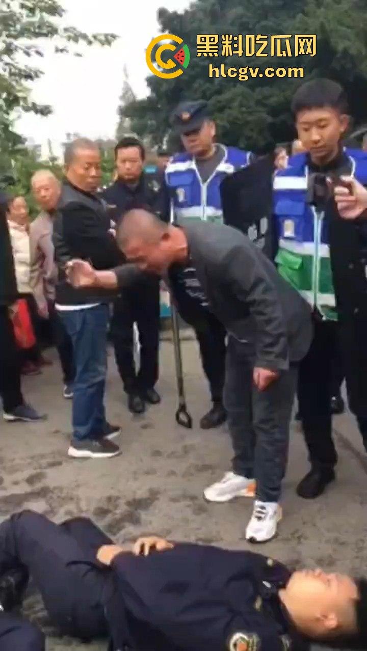 卖鱼商贩与城管爆发冲突!剪刀挥舞,两名城管被推倒,金牛区城管局称现场混乱不堪!