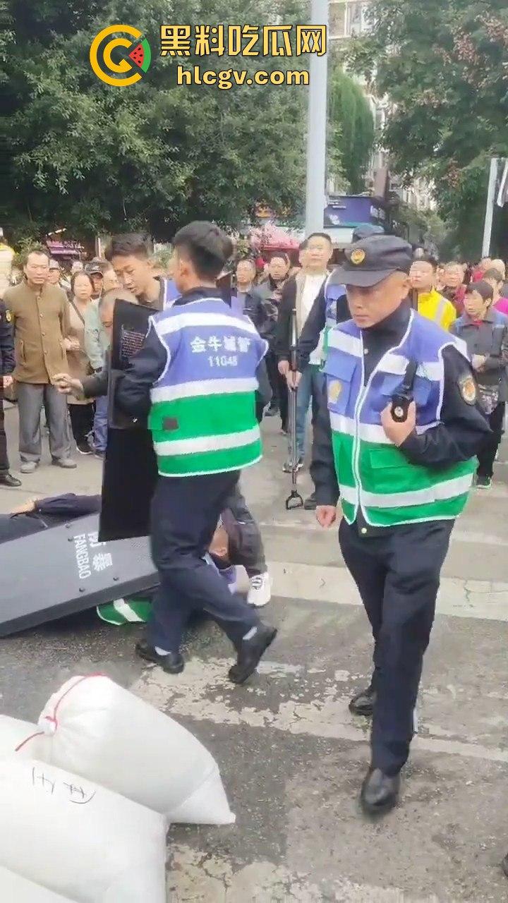 卖鱼商贩与城管爆发冲突!剪刀挥舞,两名城管被推倒,金牛区城管局称现场混乱不堪!